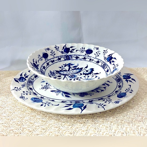 2 Vintage Johnson Brothers Stoke on Trent  1 Serving Bowl & 1 Oval Serving plate - Picture 1 of 4